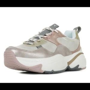 VICTORIA — AIRE METALIC MOTHER-OF-PEARL SNEAKERS, SIZE 8